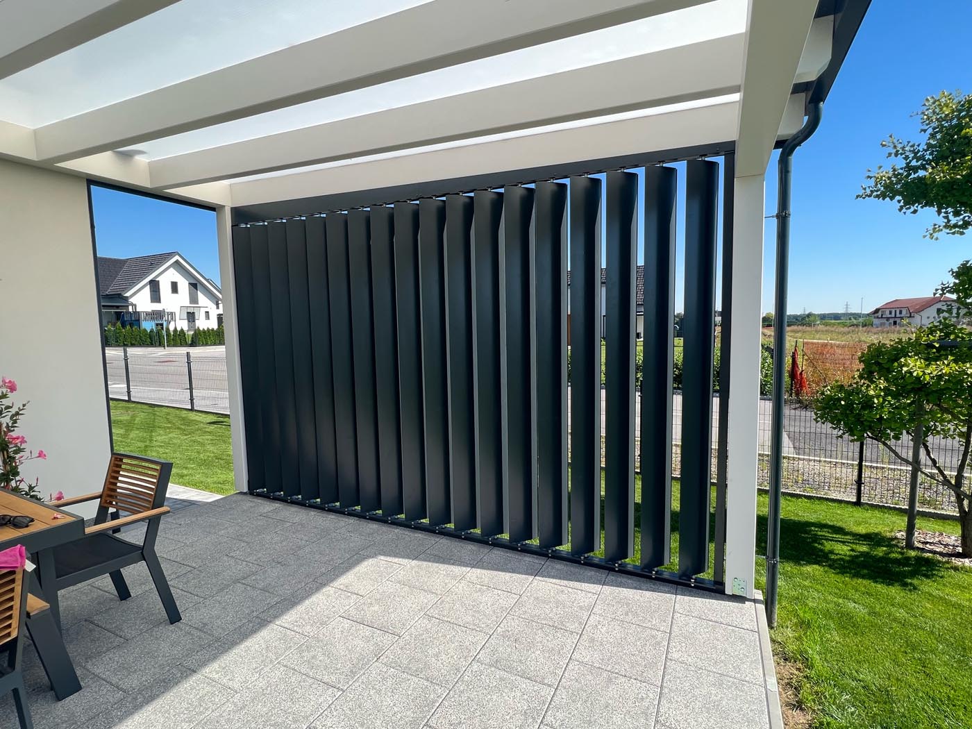 Aluminijasti brisoleji Misteral, nameščeni na modernem objektu, zagotavljajo eleganten videz in popolno zaščito pred soncem.