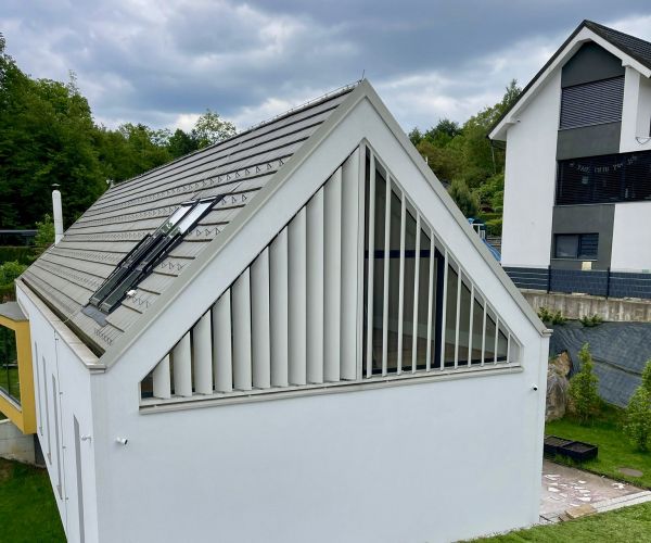 Beli trikotni brisoleji podjetja Misteral, prilagojeni obliki strehe.