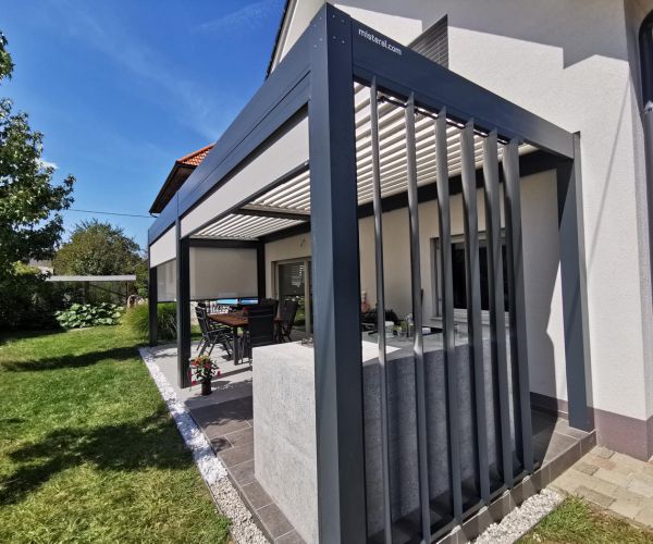 Antracitni brisoleji Misteral na terasi, ki zagotavljajo senčenje in zasebnost v sodobnem slogu