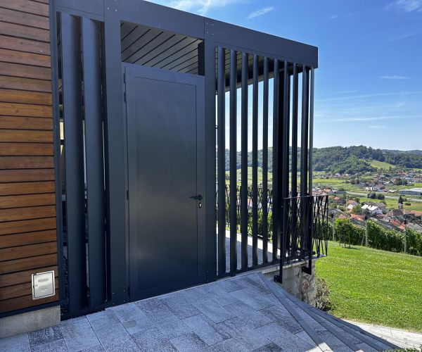 Antracit brisoleji za zaščito in estetiko terase