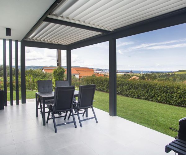 Brisoleji Misteral na terasi, ki zagotavljajo senčenje in zasebnost