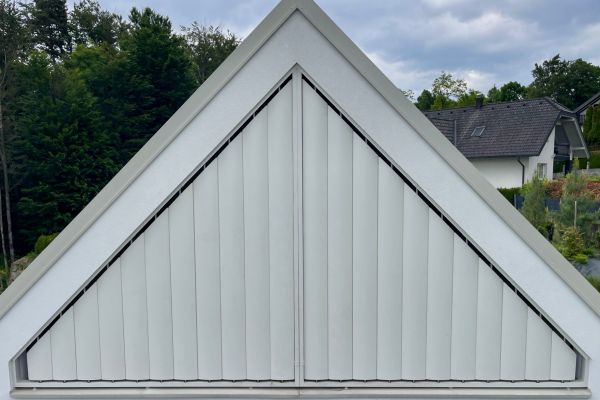 Beli brisoleji Misteral, prilagojeni obliki strehe.