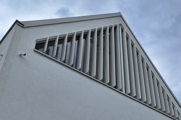 Beli trikotni brisoleji podjetja Misteral, prilagojeni obliki strehe.