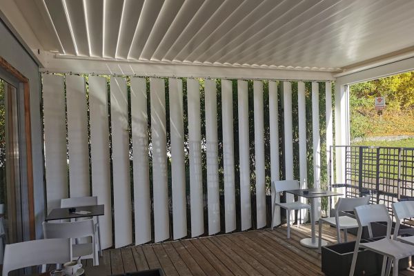 Beli brisoleji Misteral na terasi zagotavljajo učinkovito senčenje, premium videz in izboljšajo toplotno izolacijo