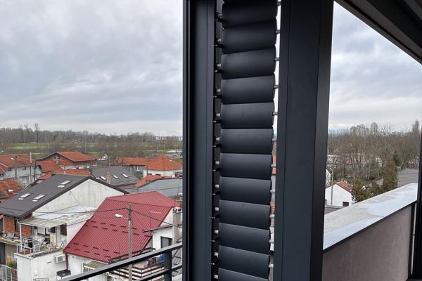 Dekorativni antracitni brisoleji Misteral na balkonu