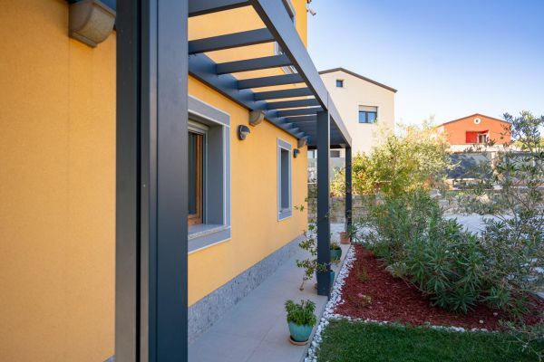 Sivi brisoleji Misteral zagotavljajo zaščito pred soncem in dežjem ter dodajo estetski videz